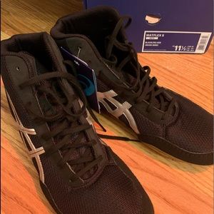 ASICS Men’s wrestling shoes. Never been worn, with tag and box. Black